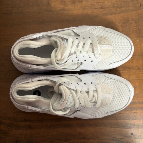 Nike Air Huarache Sneakers White & Pure Platinum 654275-110 Size 4Y / 5.5 Women - Picture 4 of 7